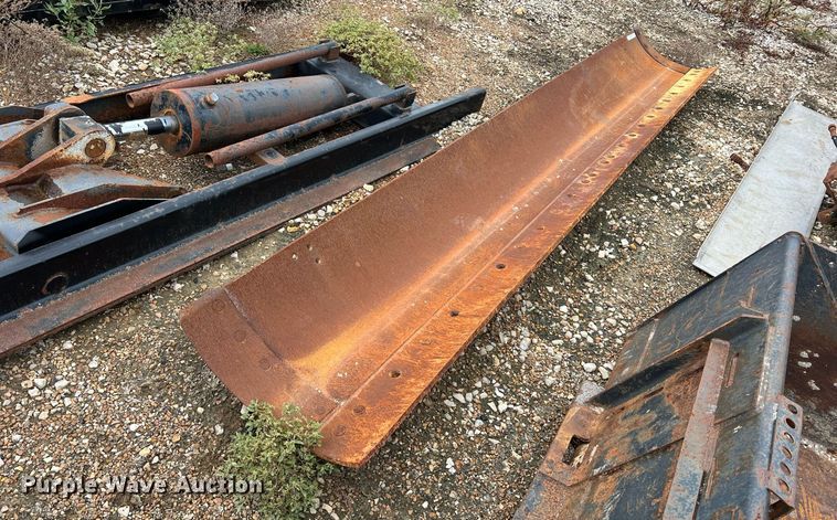 image for item NI9068 Caterpillar  12' molboard