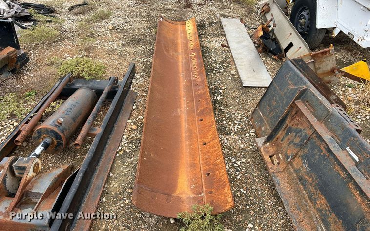 image for item NI9068 Caterpillar  12' molboard