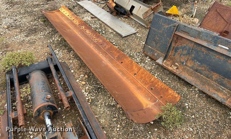 image for item NI9068 Caterpillar  12' molboard