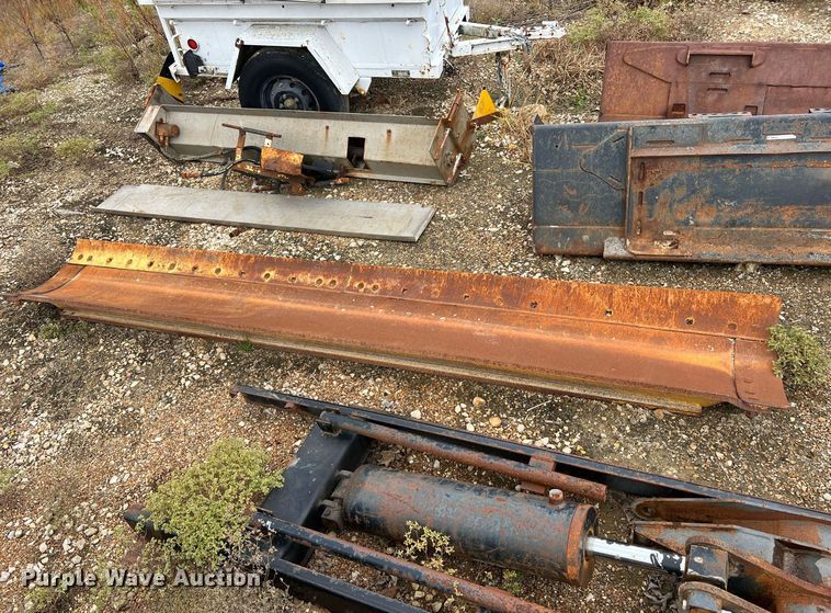 image for item NI9068 Caterpillar  12' molboard