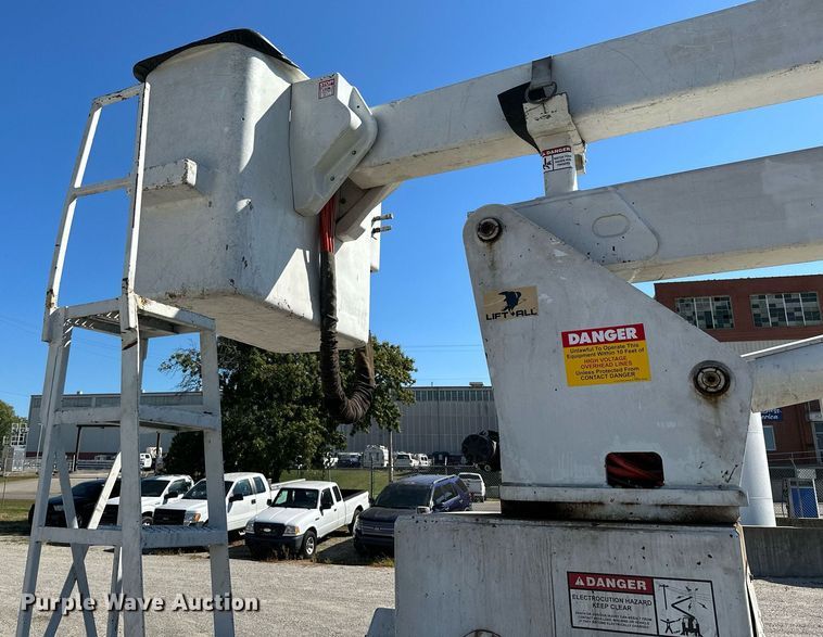 image for item NO9267 1993 Ford F700  bucket truck