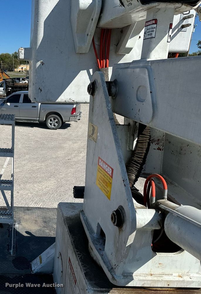 image for item NO9267 1993 Ford F700  bucket truck