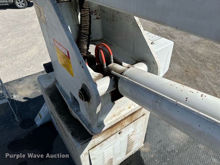 image for item NO9267 1993 Ford F700  bucket truck