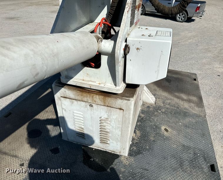 image for item NO9267 1993 Ford F700  bucket truck