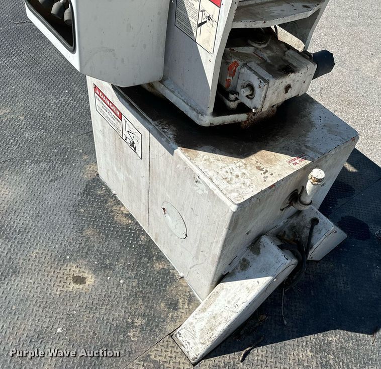 image for item NO9267 1993 Ford F700  bucket truck