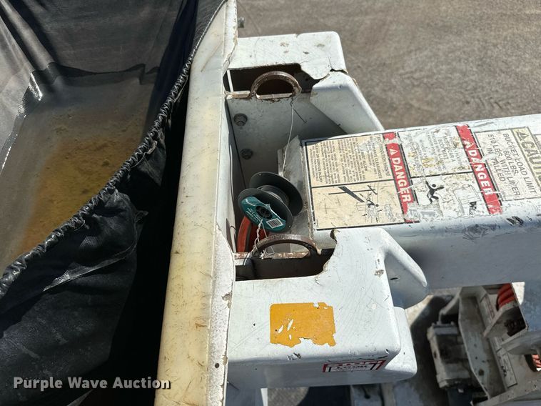 image for item NO9267 1993 Ford F700  bucket truck