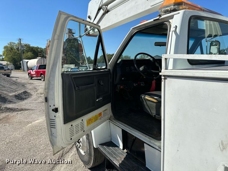 image for item NO9267 1993 Ford F700  bucket truck