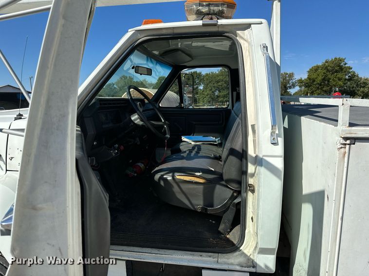 image for item NO9267 1993 Ford F700  bucket truck