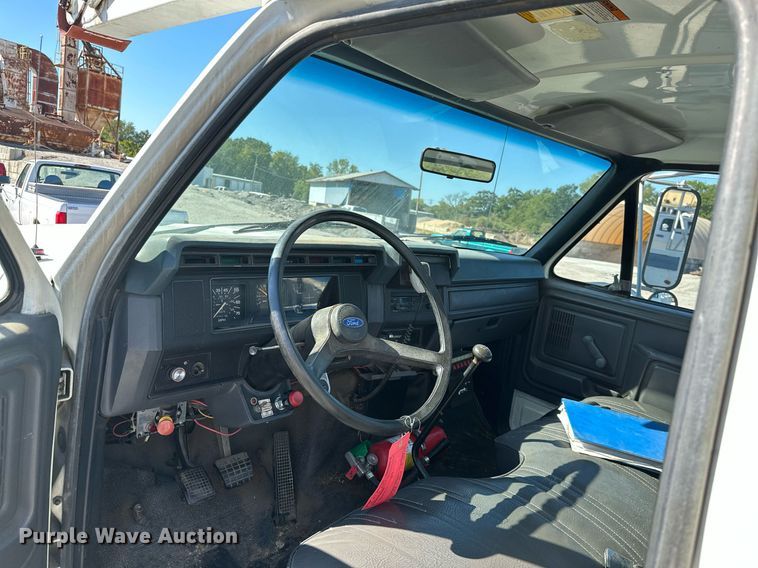 image for item NO9267 1993 Ford F700  bucket truck