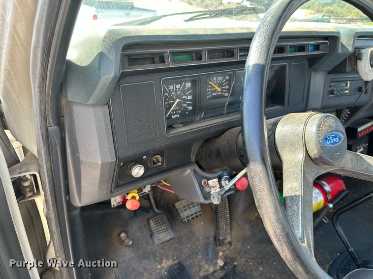 image for item NO9267 1993 Ford F700  bucket truck
