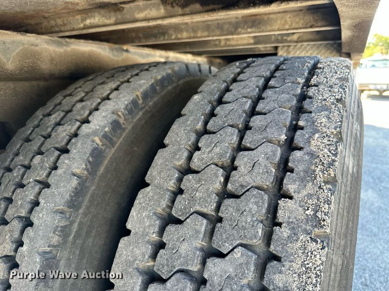 image for item NO9267 1993 Ford F700  bucket truck