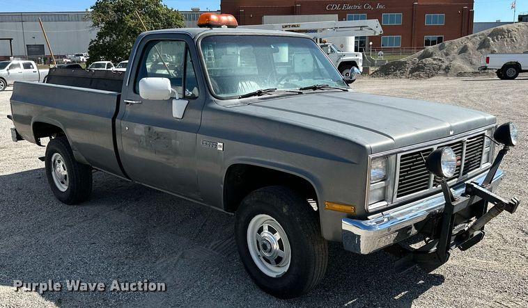 image for item NO9268 1986 GMC Sierra  pickup truck