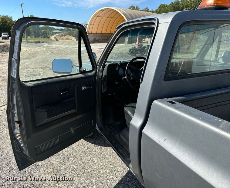 image for item NO9268 1986 GMC Sierra  pickup truck