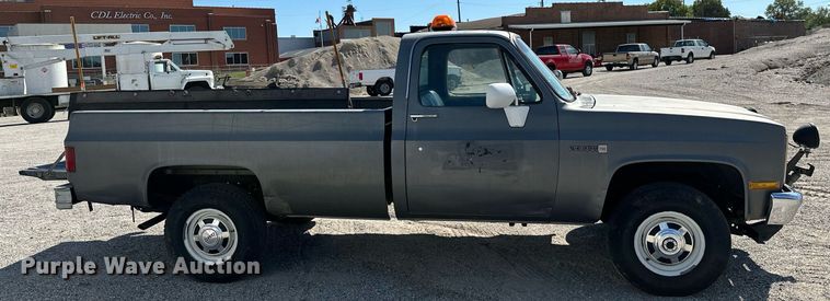 image for item NO9268 1986 GMC Sierra  pickup truck