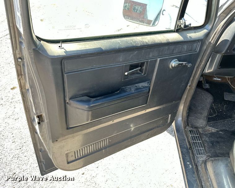 image for item NO9268 1986 GMC Sierra  pickup truck