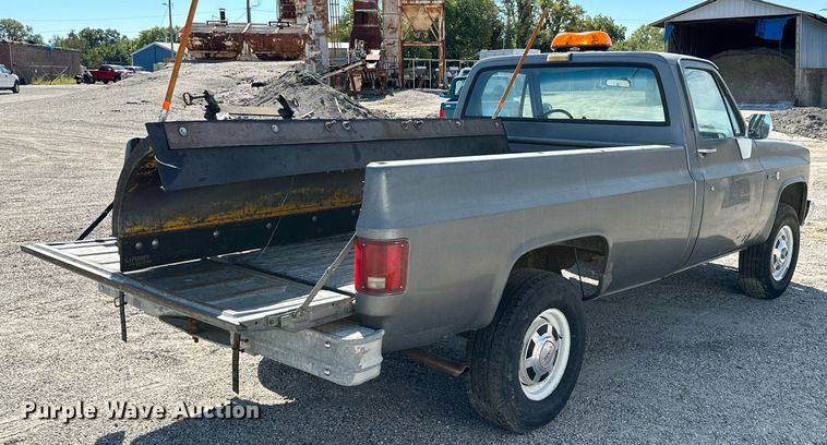 image for item NO9268 1986 GMC Sierra  pickup truck