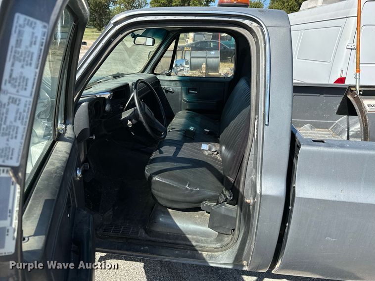 image for item NO9268 1986 GMC Sierra  pickup truck