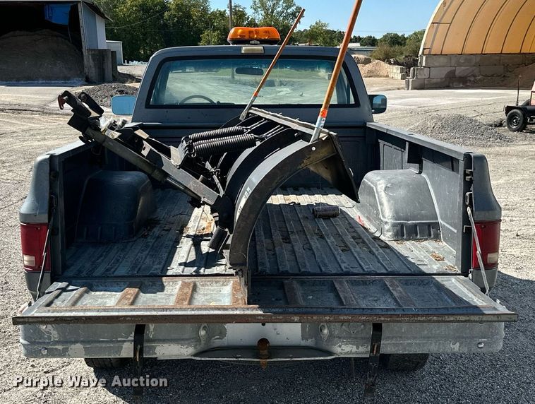 image for item NO9268 1986 GMC Sierra  pickup truck