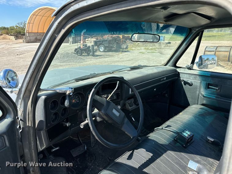 image for item NO9268 1986 GMC Sierra  pickup truck