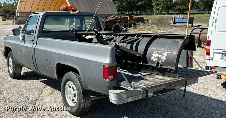 image for item NO9268 1986 GMC Sierra  pickup truck