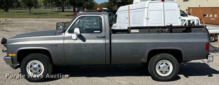 image for item NO9268 1986 GMC Sierra  pickup truck