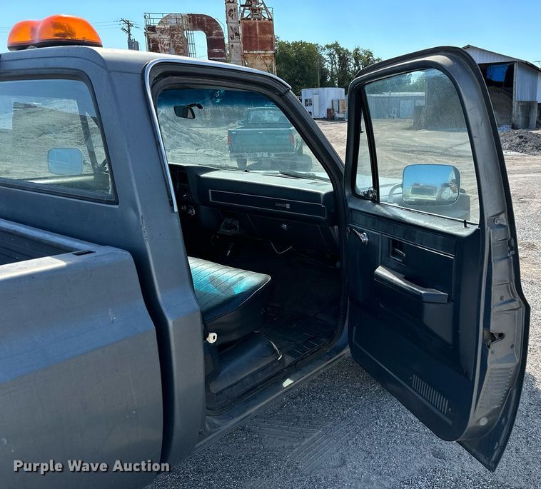 image for item NO9268 1986 GMC Sierra  pickup truck