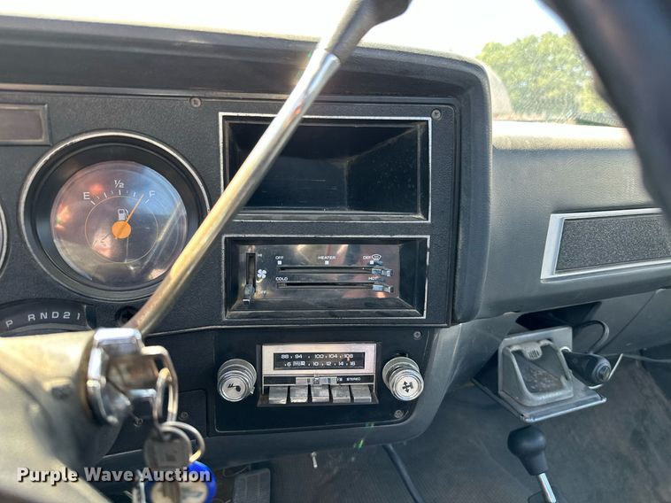 image for item NO9268 1986 GMC Sierra  pickup truck