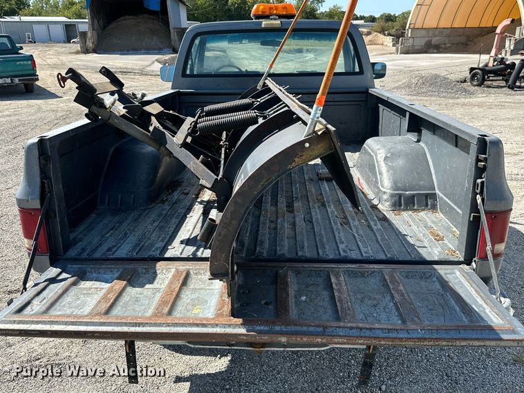 image for item NO9268 1986 GMC Sierra  pickup truck