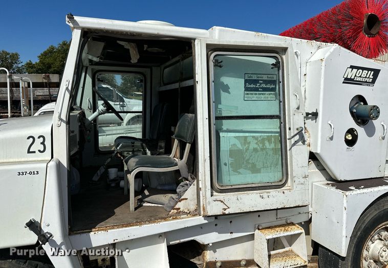 image for item NO9269 1988 Mobil Sweeper  street sweeper truck