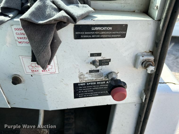 image for item NO9269 1988 Mobil Sweeper  street sweeper truck