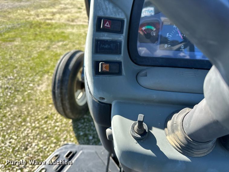 image for item NQ9426 2000 New Holland TN65  tractor