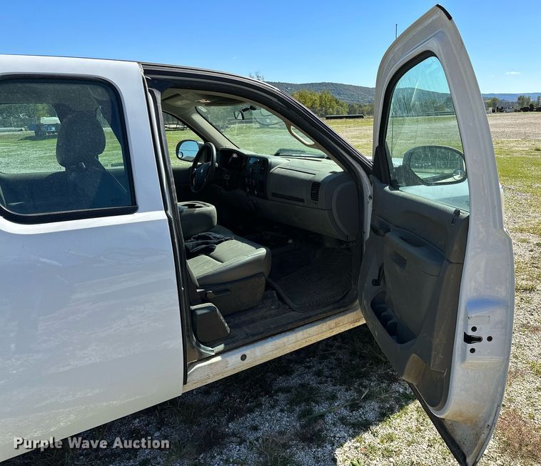 image for item NQ9444 2013 Chevrolet Silverado 1500  Ext. Cab pickup truck