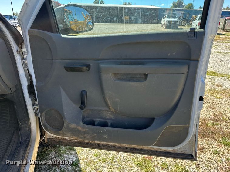 image for item NQ9444 2013 Chevrolet Silverado 1500  Ext. Cab pickup truck