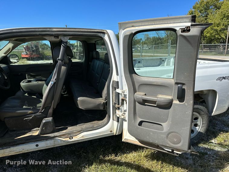image for item NQ9444 2013 Chevrolet Silverado 1500  Ext. Cab pickup truck