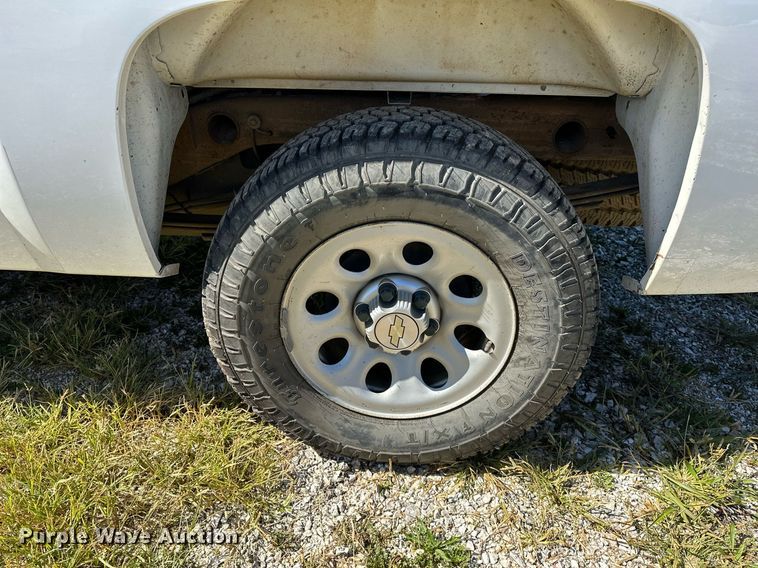 image for item NQ9444 2013 Chevrolet Silverado 1500  Ext. Cab pickup truck