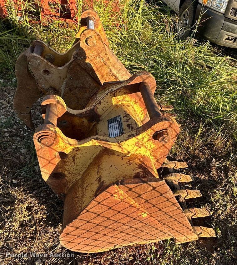 image for item NQ9459 (2) backhoe buckets