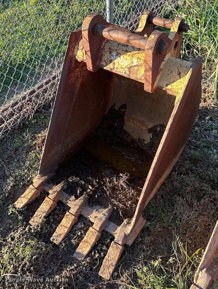 image for item NQ9459 (2) backhoe buckets