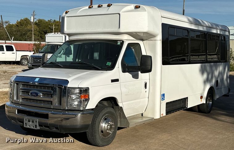 image for item NQ9461 2017 Ford E450  shuttle bus