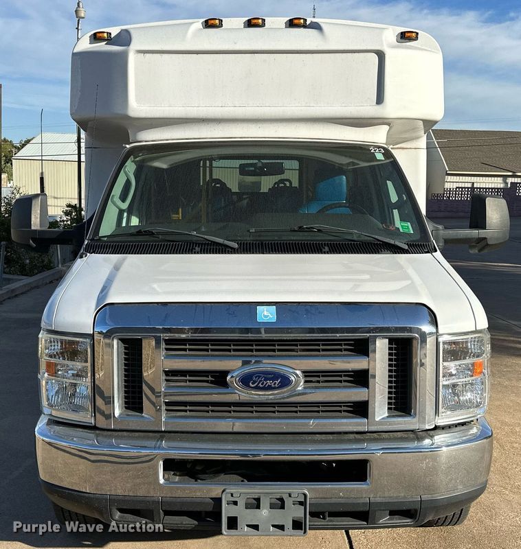 image for item NQ9461 2017 Ford E450  shuttle bus
