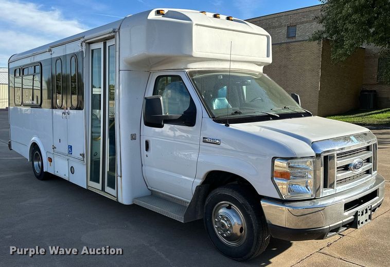 image for item NQ9461 2017 Ford E450  shuttle bus