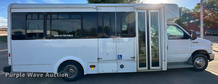 image for item NQ9461 2017 Ford E450  shuttle bus