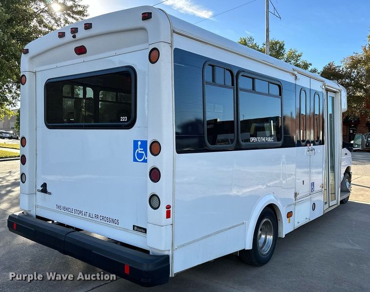 image for item NQ9461 2017 Ford E450  shuttle bus