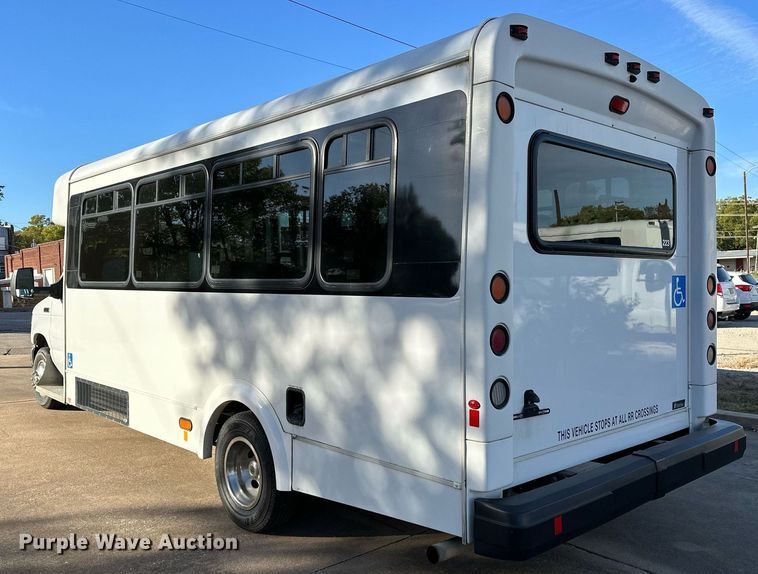 image for item NQ9461 2017 Ford E450  shuttle bus
