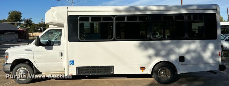 image for item NQ9461 2017 Ford E450  shuttle bus