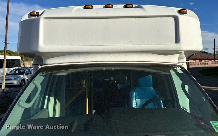 image for item NQ9461 2017 Ford E450  shuttle bus