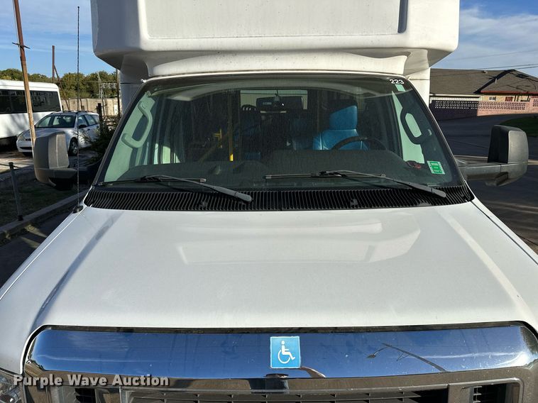 image for item NQ9461 2017 Ford E450  shuttle bus