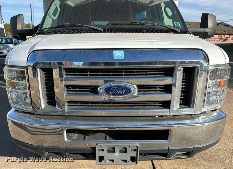 image for item NQ9461 2017 Ford E450  shuttle bus