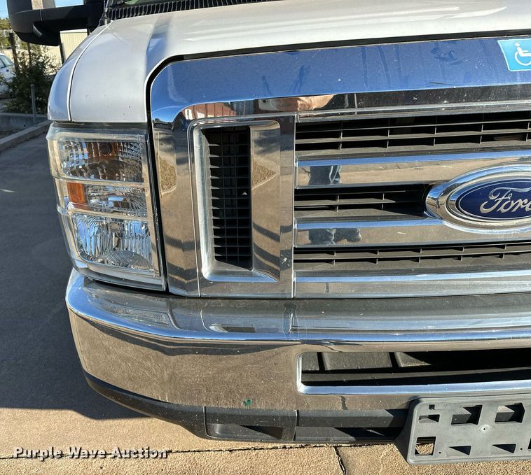 image for item NQ9461 2017 Ford E450  shuttle bus