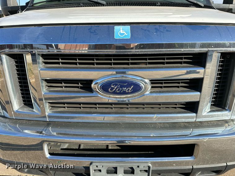 image for item NQ9461 2017 Ford E450  shuttle bus