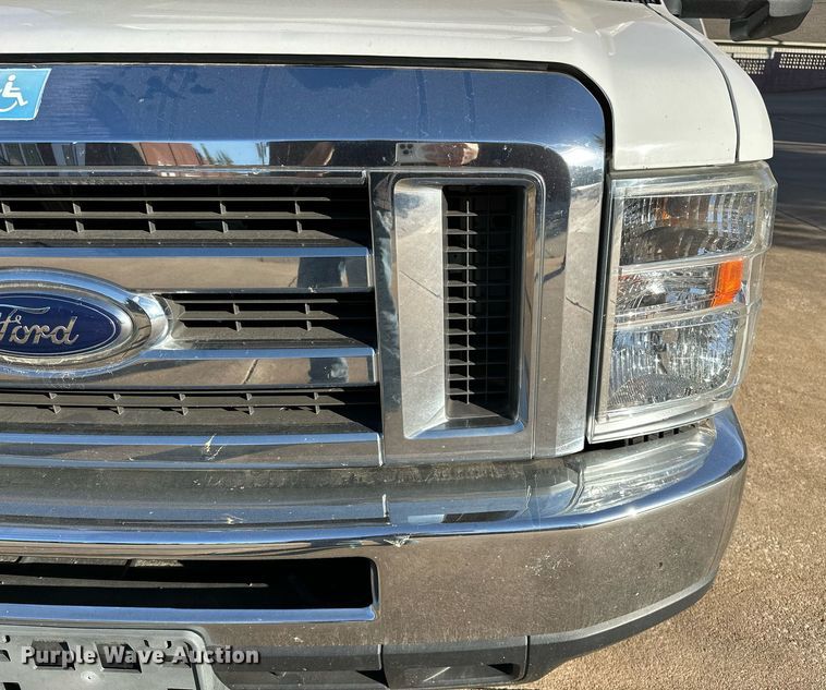 image for item NQ9461 2017 Ford E450  shuttle bus